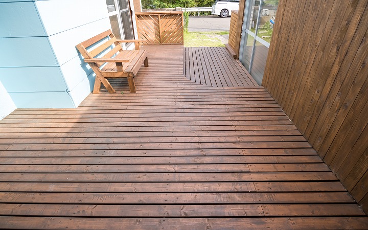 ウッドデッキの設置で家の顔を一新