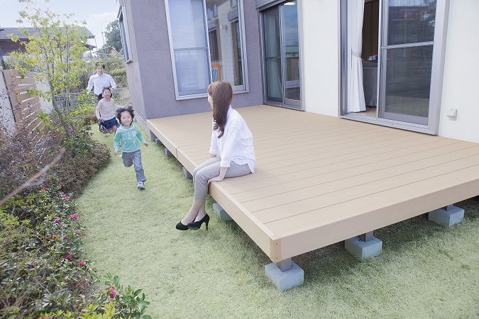 ウッドデッキで広がる家族のコミュニケーション